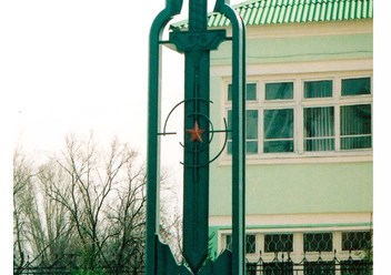 Кованый памятник &quot;Меч - в землю&quot;, на  ул.9-го января  в Старом  Осколе, смонтирован в 2003 году