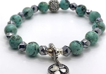 БРАСЛЕТ ИЗ БИРЮЗЫ И ТИТАНА С ПОДВЕСКОЙ КЛЕВЕР ЧЕТЫРЕХЛИСТНЫЙ.
Возможно изготовление браслета с подвеской и вставкой на Ваш выбор. Для этого в форме заказа на сайте укажите желаемый состав браслета.