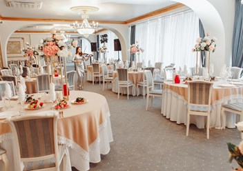 Роскошный интерьер большого зала