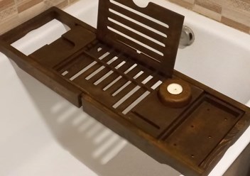 Оригинальный столик-полка для ванной.