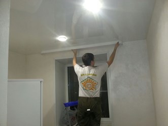 монтаж потолка в кухне совмещеной с прихожей ширина полотна до 4.50 м+ установка спотов и потолочной гардины