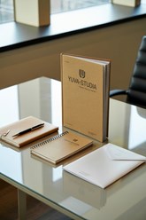 Книжки/брендированные ежедневники.
Уникальные брендированные ежедневники с вашим стилем — это практичный аксессуар, который помогает планировать успех и вдохновляет на новые цели.