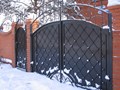 Распашные ворота, калитка - металлический лист, рисунок сетка, ковка, пики.