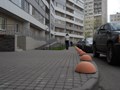 Ограничитель проежда "Полусфера" производства компании "Стройтехник" оранжевого цвета, установленный  в одном из жилых комплексов г.Иркутска