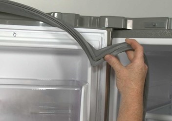Замена резинового уплотнителя на дверях холодильников