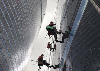 Выполнение работ по мойке остекления в бизнес-центре