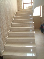При облицовке лестницы использовали натуральный мрамор Крема Нова.