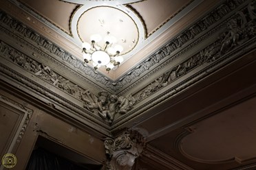 Дом Шрёдера, лепнина на потолке театрально-концертного зала