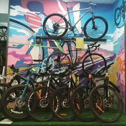 Велосипеды TWITTER на витрине магазина ВелоПроЛаб на 5-ой Парковой ул., 10
