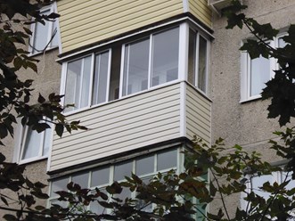 Застеклить балкон в хрущевке в компании Окна Аттик можно с отделкой со стороны улицы и помещения