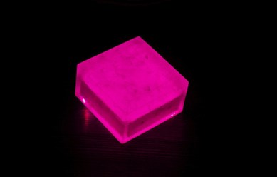 Тротуарная плитка с подсветкой

Тротуарная плитка с подсветкой изготовлена из литого композитного материала.