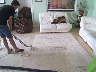 Процесс чистки ковров на дому