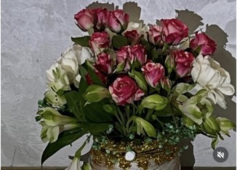 Букеты на заказ , цветы+ваза, поднос+открытка +упаковка подарка ручной работы
+79067340220