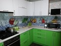 Яркая кухня из пластика в сочетанию с сочной фотопечатью всегда будет освежать и радовать ваш глаз.