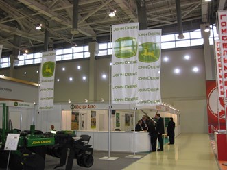 Мобильные флагштоки на выставке