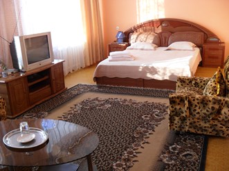 суперлюкс-10000 тенге (двуспальная кровать, диван,телевизор,кондиционер,холодильник,санузел )