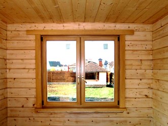 Деревянное окно в деревянном доме