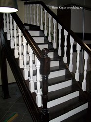 Черно-белая лестница на второй этаж. п. Казенная Заимка