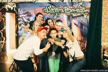 Hip-Hop party (Хип-хоп вечеринка). 

Больше фото: http://jam-studio.com.ua/hip-hop-vecherinka
