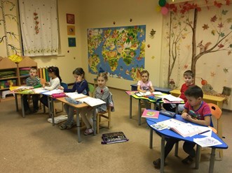 На занятиях Скоро в школу дети учатся считать, писать и читать. Занимаются развитием речи. Улучшают память, внимание и логические способности.