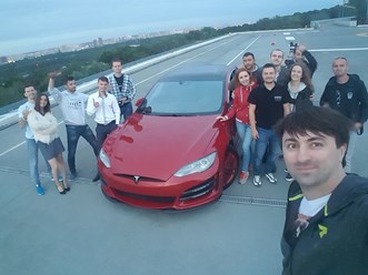 Участники клуба Tesla Club Ukraine на фоне тюнинг проекта Platon для Tesla Model S