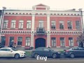 Магазин Реноме находится в самом центре Волгограда, во дворе Главпочтамта, в старинном отреставрированном красном здании (вход во двор с ул. Мира)