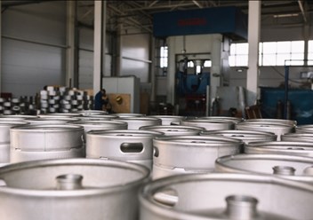 Поставка кег по всему миру под ключ
от склада к складу.