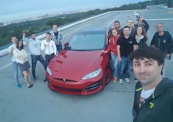 Участники клуба Tesla Club Ukraine на фоне тюнинг проекта Platon для Tesla Model S