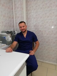 Кривовязов  Виталий Петрович- хирург имплантолог. Стаж работы  около 10 лет.  Удаление любой сложности , операции, импланты. Легкая рука, работает быстро и качественно.