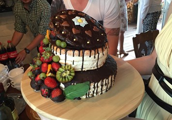 Свадебный торт тирамису с шоколадом и фруктами