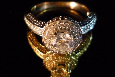 Komission1.ru  Роскошное кольцо из белого и желтого золота с бриллиантами. Камушек беленький, очень хорошо играет. Натуральный природный бриллиант без вмешательств.  Комиссионный интернет магазин.
