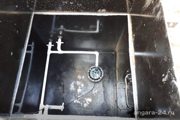 Монтаж и обустройство скважины с квадратным металлическим кессоном