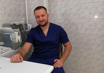 Кривовязов  Виталий Петрович- хирург имплантолог. Стаж работы  около 10 лет.  Удаление любой сложности , операции, импланты. Легкая рука, работает быстро и качественно.