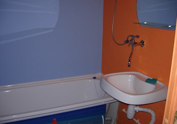 Раковину смонтировали на кронштейны, а смеситель разбили на две части, что бы было и на ванну и на умывальник .http://nordkupel.ru/