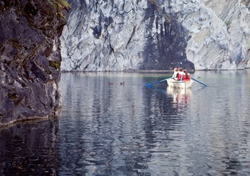 Катание на лодках меж мраморных скал