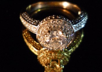 Komission1.ru  Роскошное кольцо из белого и желтого золота с бриллиантами. Камушек беленький, очень хорошо играет. Натуральный природный бриллиант без вмешательств.  Комиссионный интернет магазин.
