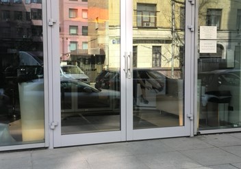 Алюминиевая дверь теплая встроенная в фасад, большой размер, вес створки 140 кг