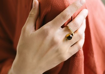 Позолоченное кольцо с янтарём