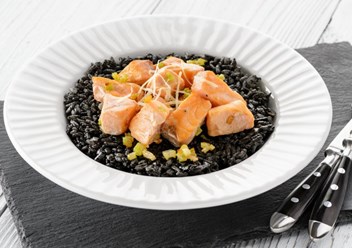 Черное ризотто с семгой