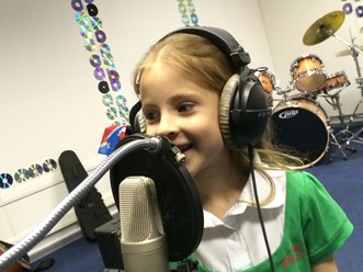 Занятия вокалом и участие в наших вокальных проектах - все это возможно в частном детском саду и международной школе MAGIC CASTLE на северо-западе Москвы.