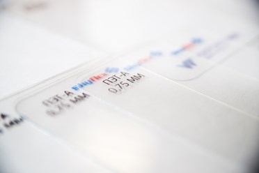 ПЭТ-А листы SkyFlex используются в наружной и внутренней рекламы, строительных и отделочных работах. Пожаробезопасны, устойчивы к влиянию внешней среды, влагоустойчивы, ударопрочны. Просты в установке