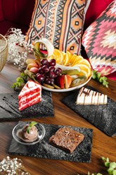 Фруктвое ассорти 
Торт "Красный бархат"
Чизкейк "Нью-Йорк"
Шоколадный брауни с орехом пекан (подается с шариком мороженого)