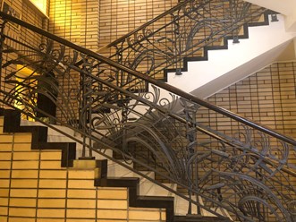 Кованая лестница в стиле модерн