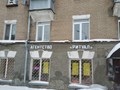 Агентство Ритуал в Казани располагается на цокольном этаже жилого дома, общий вход с магазином женской одежды.