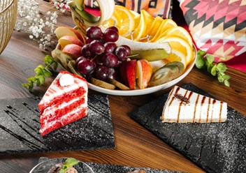 Фруктвое ассорти 
Торт "Красный бархат"
Чизкейк "Нью-Йорк"
Шоколадный брауни с орехом пекан (подается с шариком мороженого)