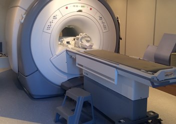 Магнитно-резонансный томограф Signa HDxt (производитель General Electric, США) с напряженностью поля 1,5 Тесла, позволяет получать изображения высокого качества, любых областей тела человека.