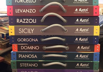 Разнообразные коллекции итальянских обоев для стен Andrea Rossi