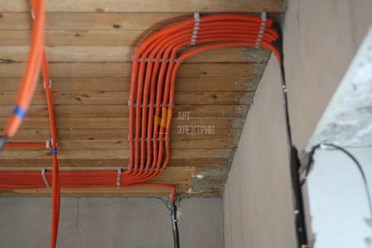 Монтаж кабеля в гофре на втором этаже