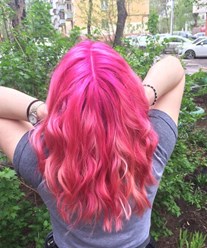 Благодаря красителю,который смывается в ноль и без труда удаляется после носки не оставляя нежелательных оттенков-можно смело менять образ,окрашивать волосы в блонд или вернуть свой цвет путём окраса.