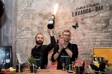 Бармены Lavanda Bar поздравляют директора Corso Como с его юбилеем